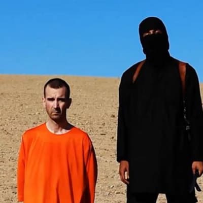 Bilden uppges vara från videon som visar David Haines innan han dödas av IS.