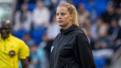 Caroline Sjöblom vid sidlinjen.