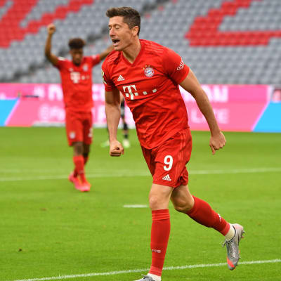 Robert Lewandowski ropar ut sin glädje.