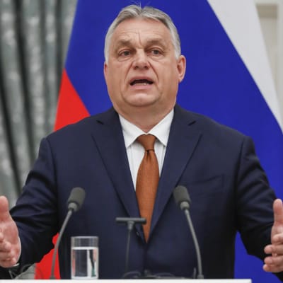 Unkarin pääministeri Viktor Orbán puhuu mikrofonien edessä.