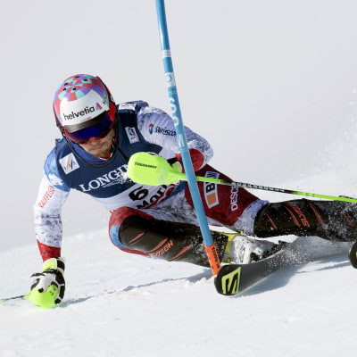 Slalomåkaren Luca Aerni rundar ett märke i slalombacken.