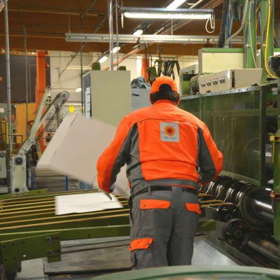 Anställd arbetar i Stora Ensos fabrik i Tjöck, Kristinestad.