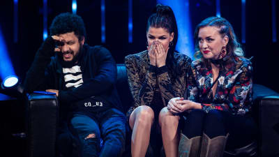 Saara Aalto, Joy Deb ja Linnea Deb odottamassa äänestystuloksia Uuden Musiikin Kilpailussa 2018