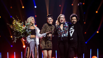 Saara Aalto juhlistamassa voittoaan lavalla Krista Siegfridsin, Joy ja Linnea Debin kanssa Uuden Musiikin Kilpailussa 2018