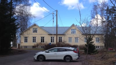En stor gul byggnad som varit Sannäs skola i Karis.