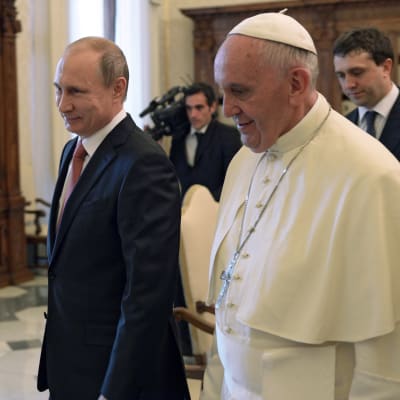 Påve Franciskus träffar Rysslands president Vladimir Putin i Vatikanen.
