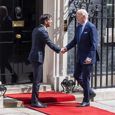 Storbritanniens premiärminister Richi Sunak och USA:s president Joe Biden skakar hand utanför Sunaks kontor på Downing Street, London.