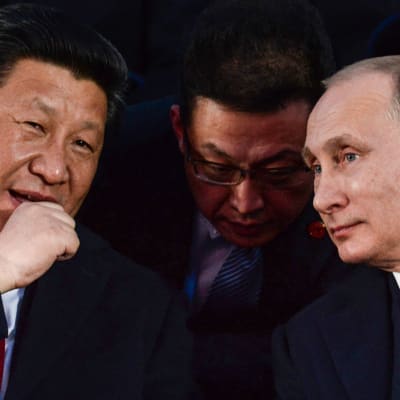 Xi jinping ja Vladimir Putin keskustelevat.
