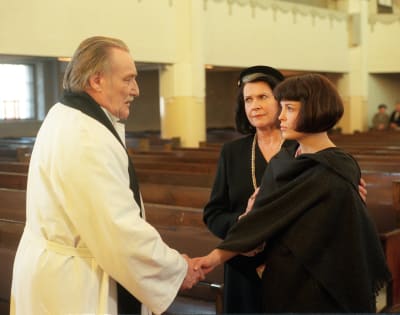 Åke Lindman som präst med Irina Björklund som Alea och Christina Indrenius-Zalewski som hennes mamma i Vägsjälar, 1998