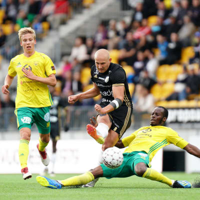 Johannes Laaksonen skjuter, Issa Thiaw försöker bryta.