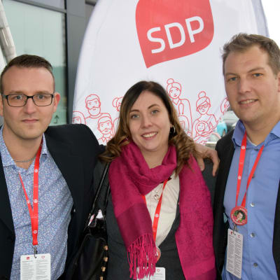 Nils-Johan Englund, Anette Karlsson och Viktor Kock vid SDP:s kongress