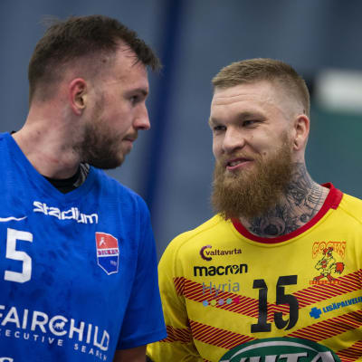 Tadas Stankevicius och Teemu Tamminen i den första handbollsfinalen 2019.
