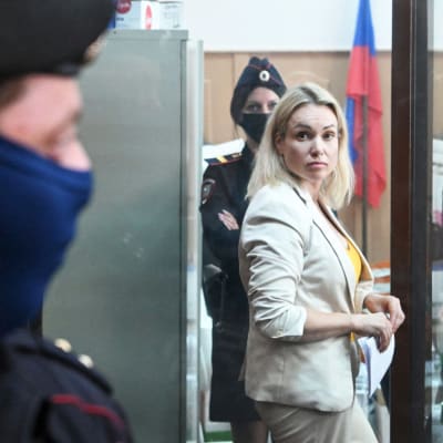 Fotografi som tagits den 11 augusti 2022 av Marina Ovsjannikova i ett domstolsbås i Moskva medan hon väntar på en domstolssession gällande anklagelser om att hon "misskrediterat" den ryska armén.