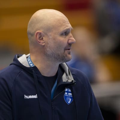 Ola Lindgren blickar åt sidan.