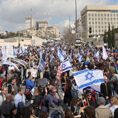 Tiotusentals demonstranter i Jerusalem protesterade tidigare i veckan mot premiärminister Benjamin Netanyahus planer på radikala förändringar av rättsväsendet.