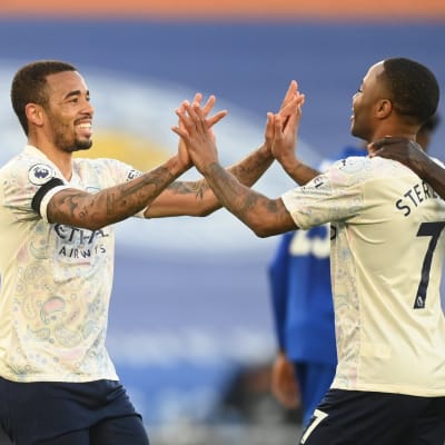 Gabriel Jesus och Raheem Sterling firar 0–2-målet.