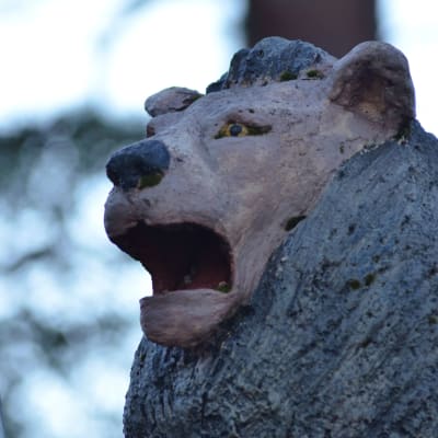 Leijona katsoo itään jääri Jussin hautasellin katolla