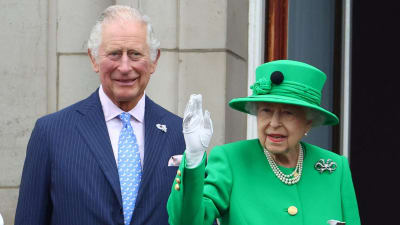 Elizabeth II vinkar åt folket.