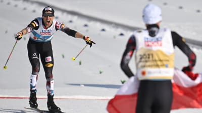 Johannes Lamparter tar emot parhästen Lukas Greiderer i målområdet.