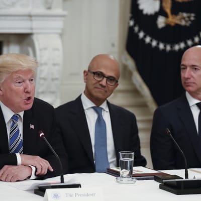 Jeff Bezos till höger i möte i Vita huset med bla president Trump