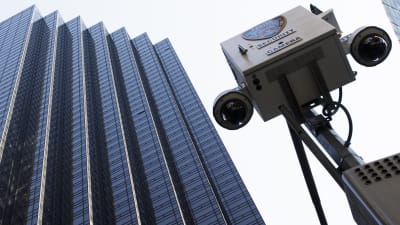 Trump Tower i New York med en övervakningskamera i förgrunden.