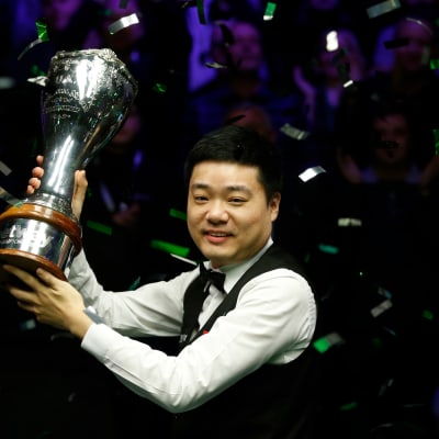 Snookertähti Ding Junhui pääsi joulukuussa juhlimaan UK Championship -turnauksen voittoa kolmatta kertaa urallaan. Aiemmat mestaruudet ovat vuosilta 2006 ja 2009.