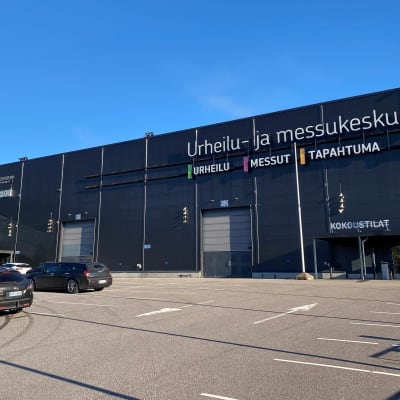 Kuvassa on Lahden messukeskus ja autoja parkkipaikalla