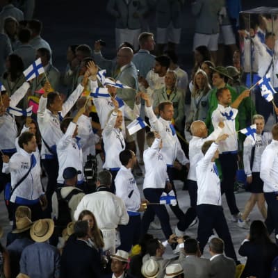 Suomen olympiajoukkueen urheilijoita Rion avajaisseremoniassa.