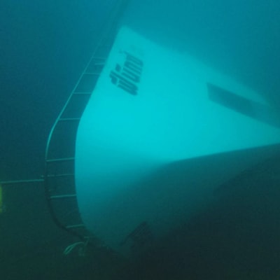 Pelastussukeltajan kuva Phuketin edustalla uponneesta turistiveneestä, jonka mukana hukkui kymmeniä ihmisiä.