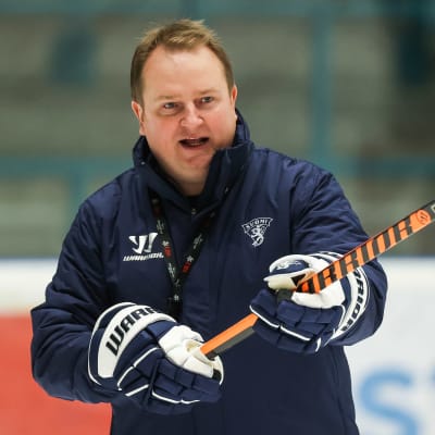 Tomi Lämsä leder ett träningspass.