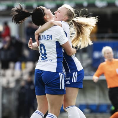 Ria Karjalainen och Veera Hellman firar mål.