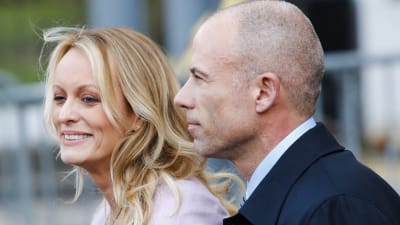 Sgtormy Daniels med advokaten Avenatti på väg ut från rättsmöte i Manhattan.