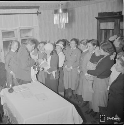 Pastori Taito Lumme kastamassa itäkarjalaisia lapsia Äänislinnassa joulukuussa 1941