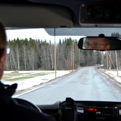 Foto taget från baksätet i Harry Håkans taxi. Han kör på Vallgrundvägen som är fullt med lappning.