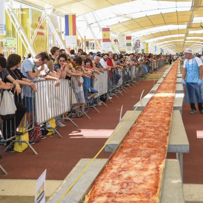 Världens längsta pizza bakades vid världsutsällningen i Milano i juni 2015.