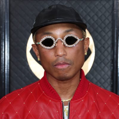 Pharrell Williams lippalakissa ja aurinkolaseissa.