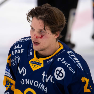 Otto Somppi på isen med blodigt ansikte.