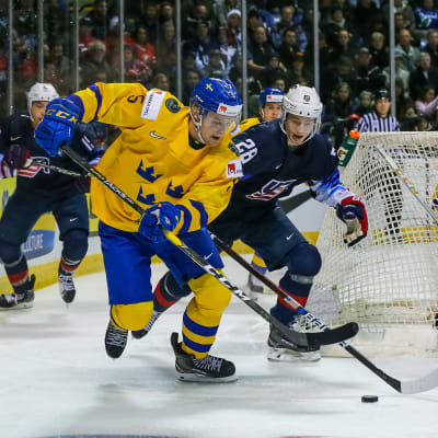 Adam Ginning med pucken i en match mot USA.