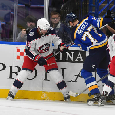 Niko Mikkola spelar träningsmatch för St. Louis Blues.
