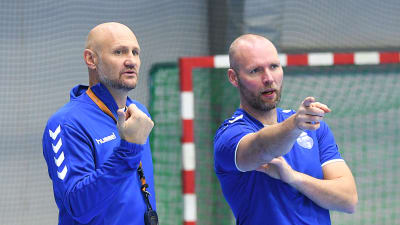 Finlands landslagstränare i handboll, Ola Lindgren och Teddy Nordling.