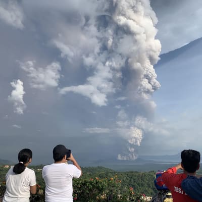 Vulkanen Taal finns på en liten ö i en sjö cirka 60 kilometer söder om Manila. I den närliggande staden Tagaytay kunde människor på söndagen fotografera askpelaren från vulkanen. 