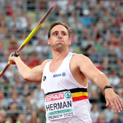 Timothy Herman heittää keihästä.