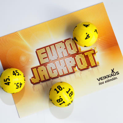 Lottobollar och en Eurojackpottlogo.