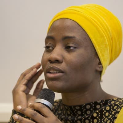 Itohan Okundaye puhuu Toisenlaisia tarinoita -kampanjan avaustilaisuudessa