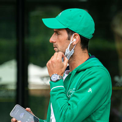 Novak Djokovic talar i telefon.