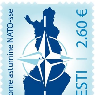 Ett ljusblått frimärke med Finland på.
