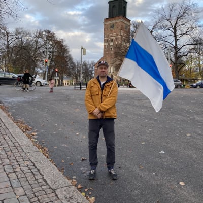 Petr Trofimov Turussa valko-sini-lippu kädessä.