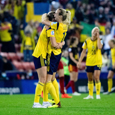 Svenska spelare kramar om varandra efter segern över Belgien.