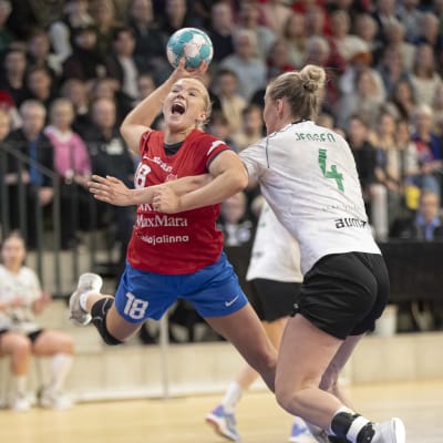 Grankulla IFK:s Corinna Jensen försöker stoppa Dickens Linnea Aula i en handbollsmatch.