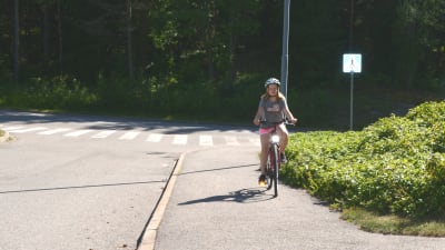 Iiris Hurtta, 12 år, cyklar på trottoar